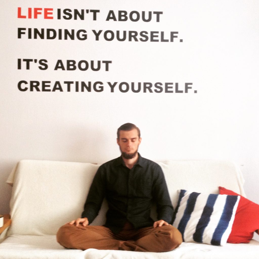 Jak začít meditovat - stačí pár minut ráno.